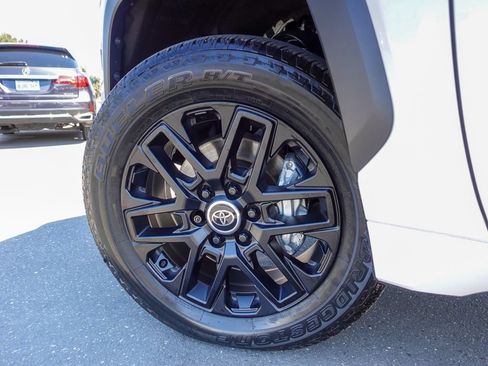 Used 2024 Toyota Tundra Limited AWD/4WD image 12