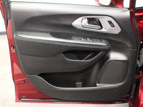 Used 2021 Chrysler Pacifica Touring-L w/ S Appearance Package image 18