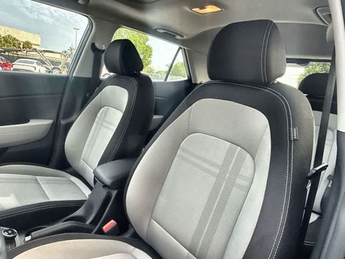 Used 2025 Hyundai Venue SEL FWD image 14