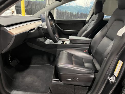 Used 2022 Tesla Model Y Long Range image 10