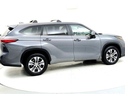 Certified 2023 Toyota Highlander XLE image 6