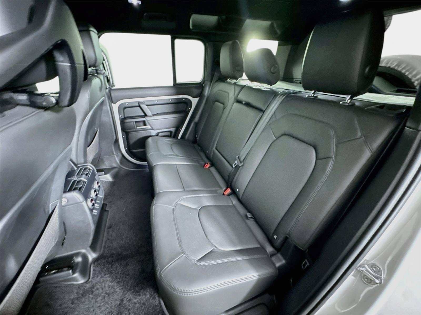 New 2026 Land Rover Defender 110 X-Dynamic SE AWD/4WD image 24