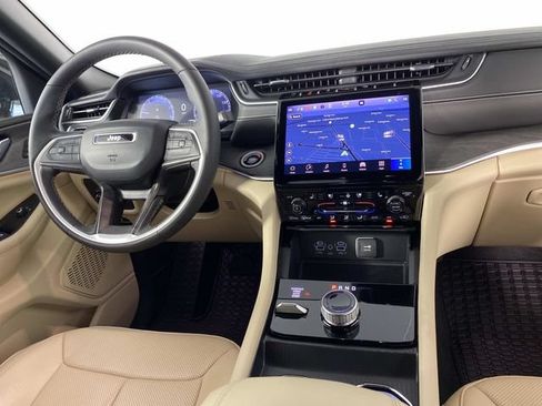 Used 2025 Jeep Grand Cherokee Limited w/ Luxury Tech Group II AWD/4WD image 15