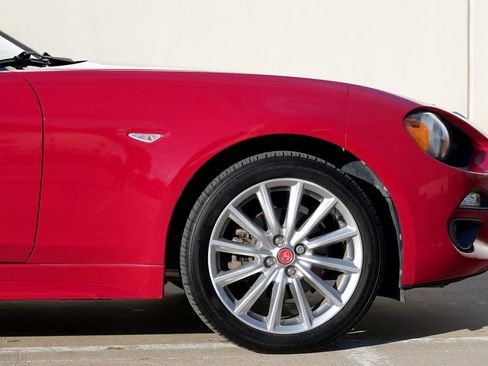 Used 2018 FIAT 124 Spider Lusso w/ Navigation & Sound Group image 25