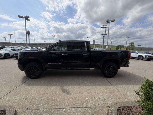 Used 2022 GMC Sierra 2500 Denali w/ Denali Black Diamond Edition AWD/4WD image 17