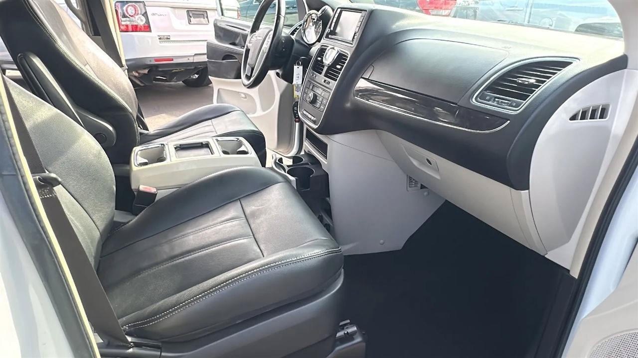 Used 2016 Chrysler Town & Country Touring FWD image 32
