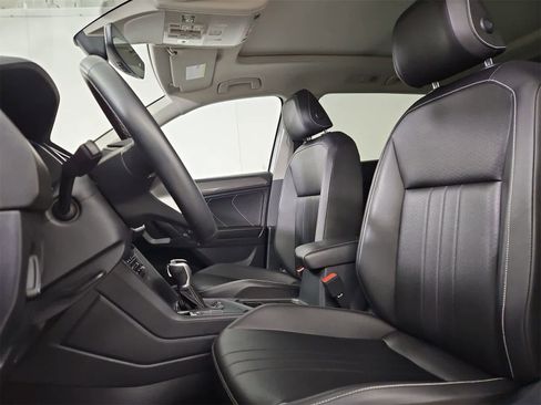 Certified 2022 Volkswagen Tiguan SE image 16