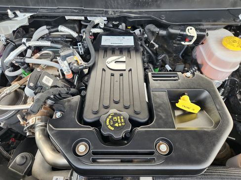 Used 2025 RAM 2500 Laramie AWD/4WD image 32
