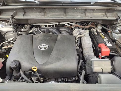 Used 2021 Toyota Highlander XLE FWD image 34