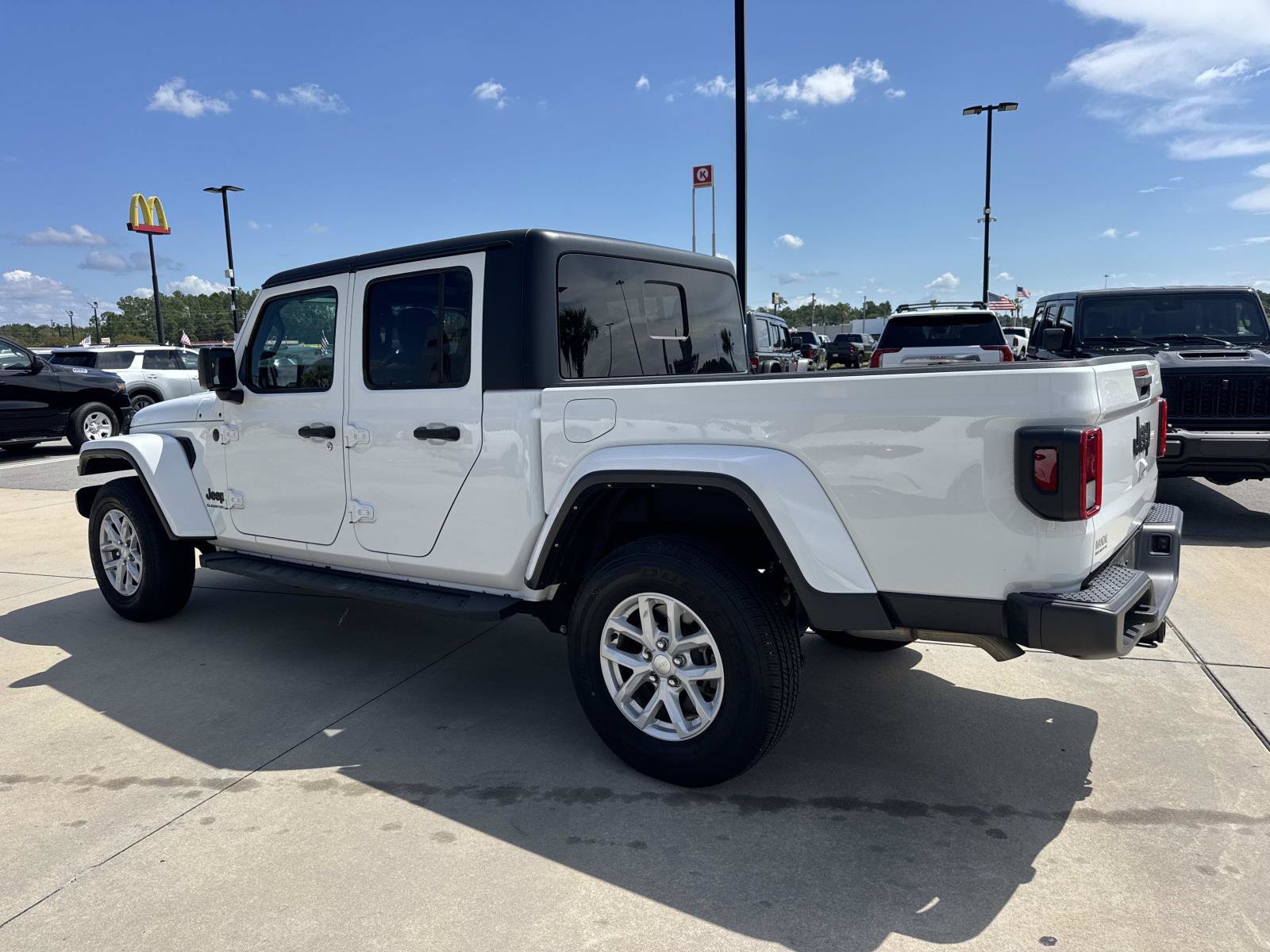 Used 2023 Jeep Gladiator Sport AWD/4WD image 5