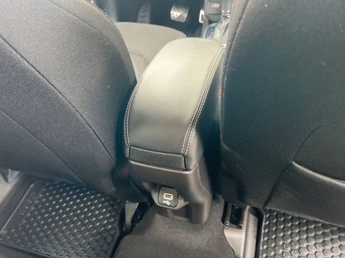 Used 2022 Jeep Renegade Latitude AWD/4WD image 19