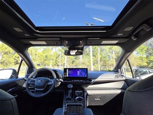 Certified 2025 Toyota Sienna Platinum image 4