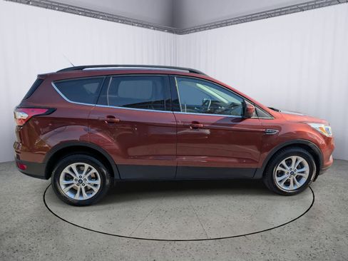 Used 2018 Ford Escape SE image 2