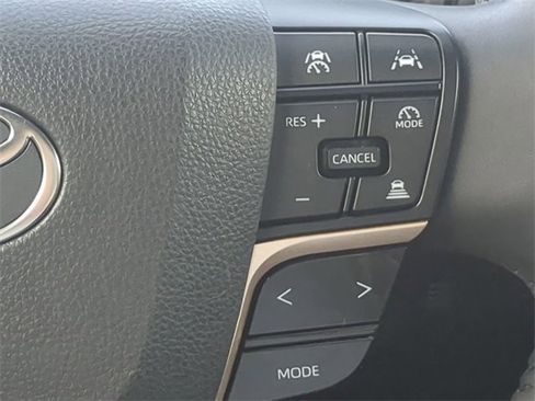 Used 2023 Toyota Crown Limited image 25