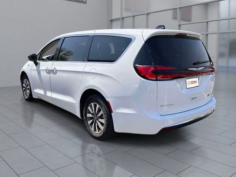 Used 2024 Chrysler Pacifica Limited FWD image 5