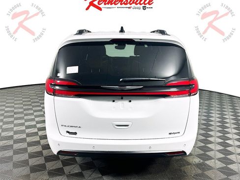 New 2026 Chrysler Pacifica Pinnacle image 6
