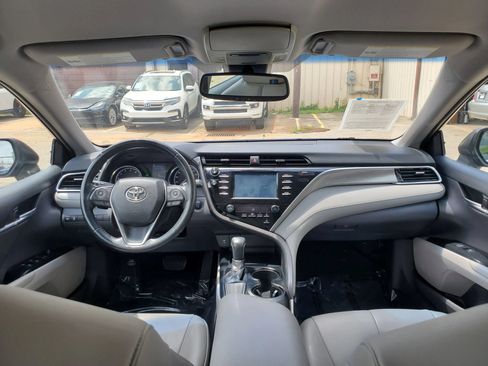 Used 2018 Toyota Camry SE w/ Convenience Package FWD image 2