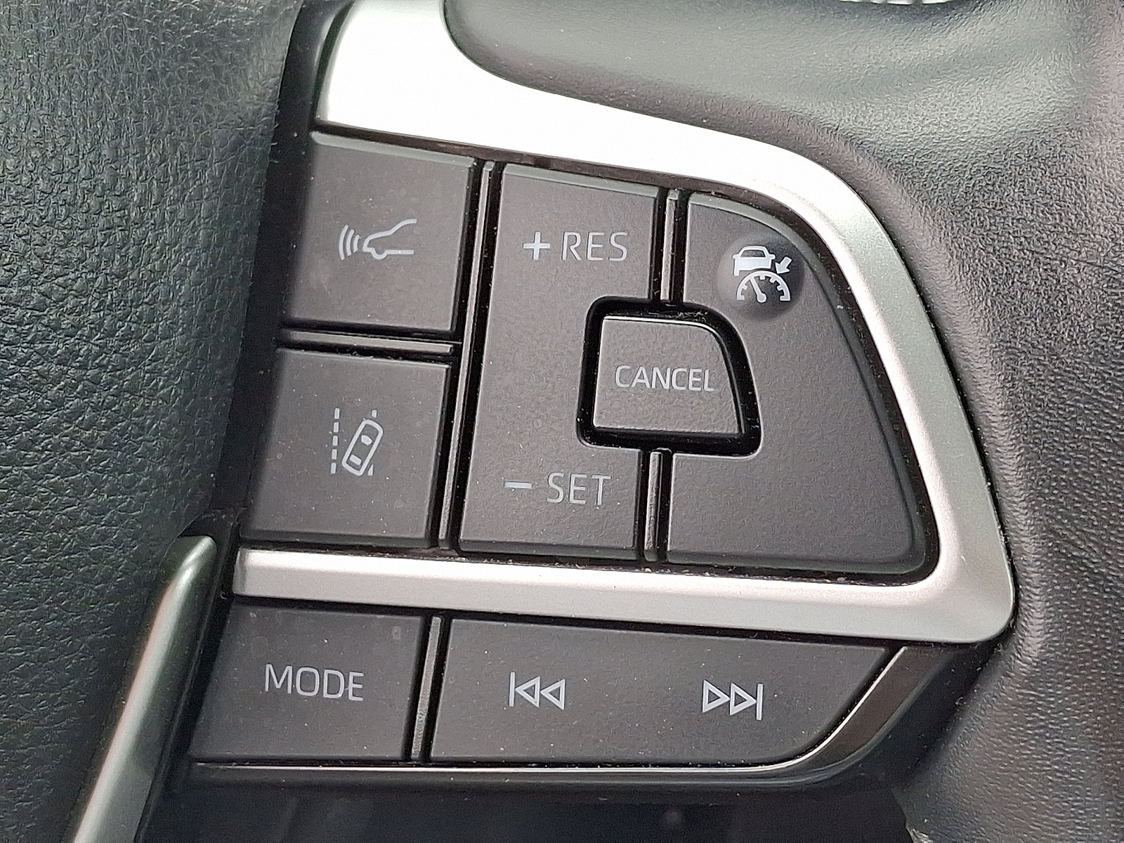 Used 2024 Toyota Highlander LE AWD/4WD image 22