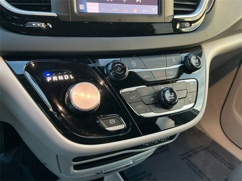 Used 2024 Chrysler Voyager LX image 15