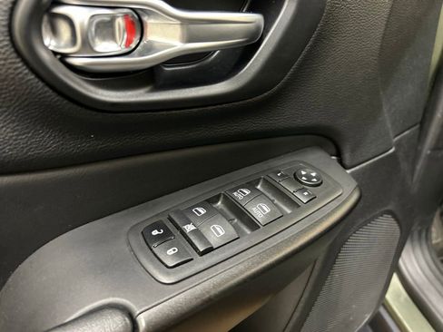 Used 2021 Jeep Cherokee Trailhawk w/ Sun, Sound & Nav Group AWD/4WD image 27