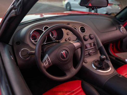Used 2009 Pontiac Solstice Coupe RWD image 30