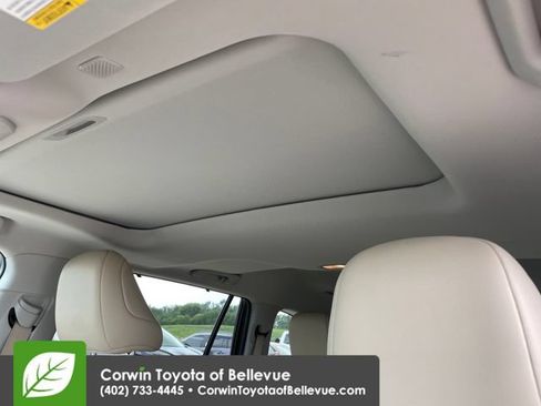 Used 2020 Toyota Highlander XLE AWD/4WD image 45