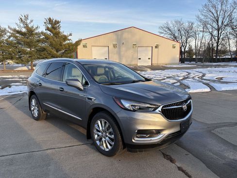 Used 2021 Buick Enclave Premium w/ Sun and Sites Package image 2