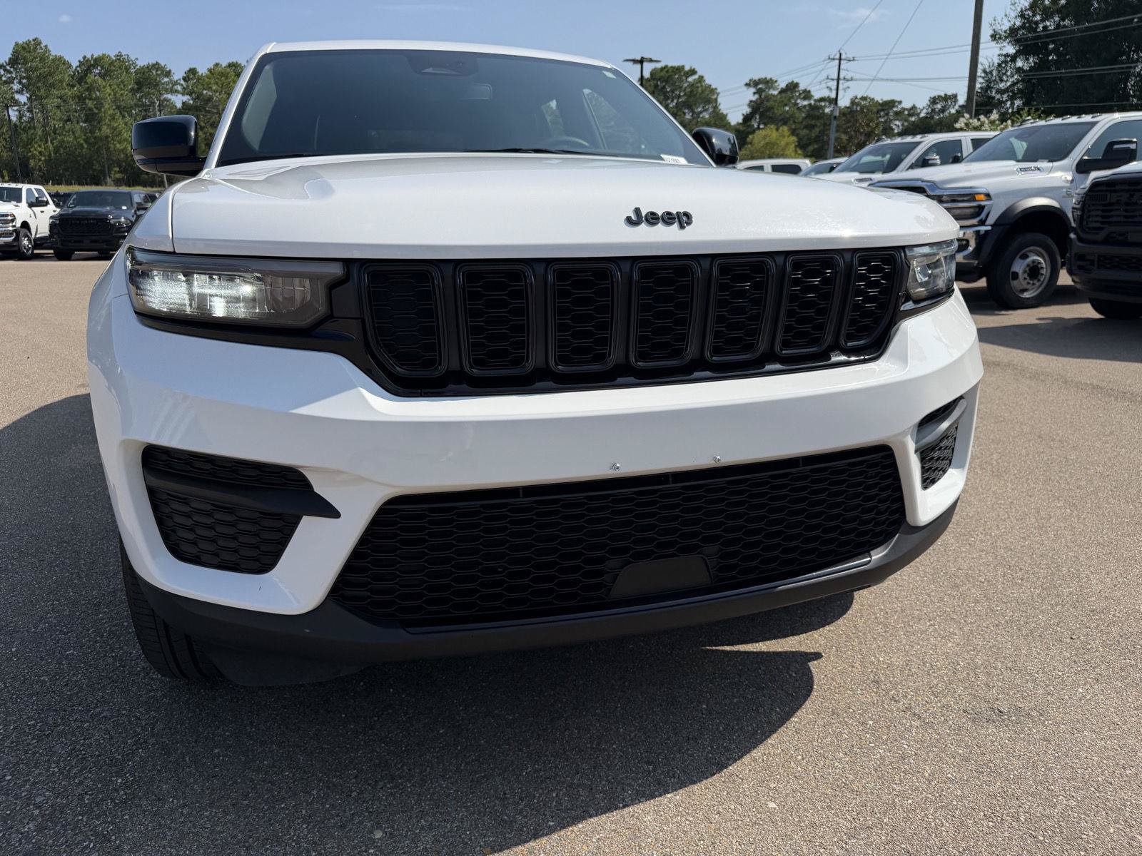 Certified 2024 Jeep Grand Cherokee Altitude AWD/4WD image 24