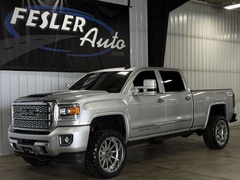 Used 2017 GMC Sierra 2500 SLT w/ Duramax Plus Package AWD/4WD image 15