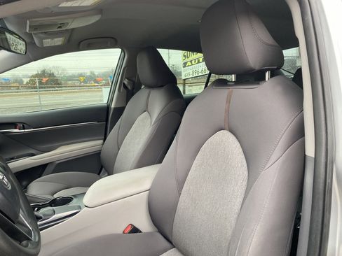 Used 2018 Toyota Camry LE image 10