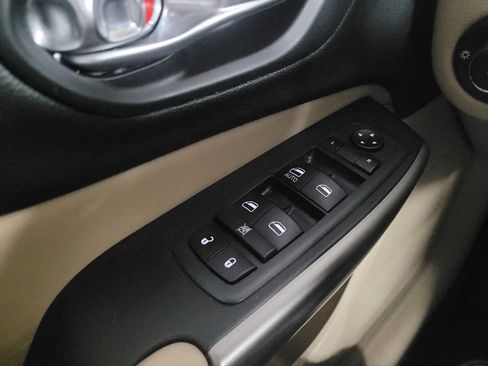 Used 2019 Jeep Cherokee Latitude w/ Popular Appearance Group FWD image 27