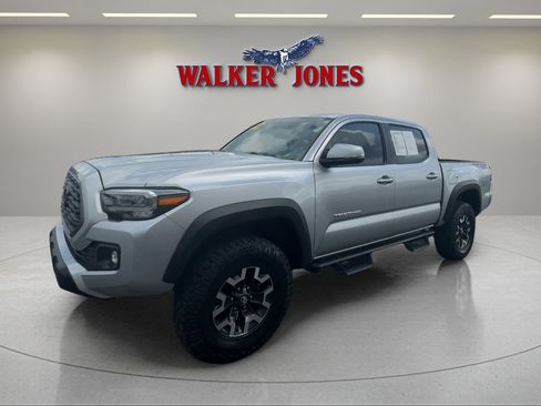 Used 2022 Toyota Tacoma TRD Off-Road image 2