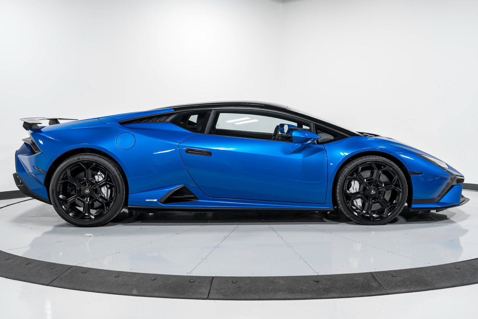 Used 2023 Lamborghini Huracan Tecnica RWD image 2