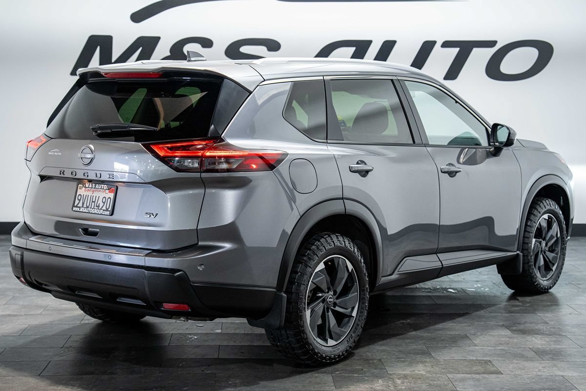 Used 2024 Nissan Rogue SV w/ SV Premium Package FWD image 4