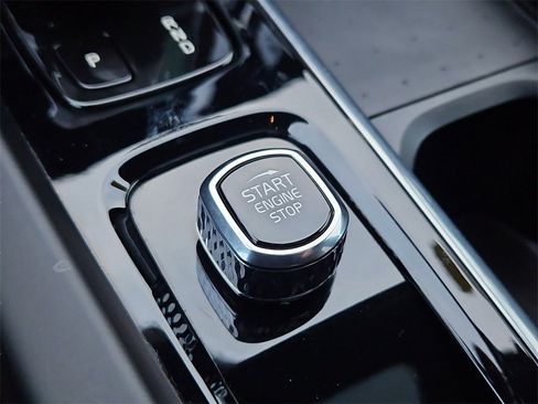 Used 2022 Volvo XC60 B5 Momentum image 26