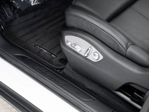 Used 2025 Porsche Macan image 11