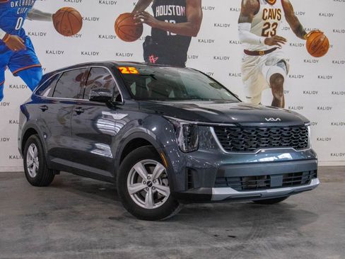 Used 2025 Kia Sorento LX image 2