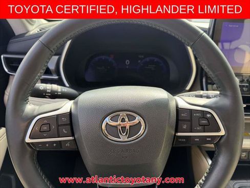 Certified 2024 Toyota Highlander Limited AWD/4WD image 31