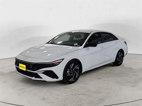 Used 2025 Hyundai Elantra SEL image 1