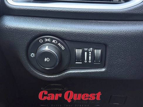 Used 2025 Chrysler Pacifica Select FWD image 29