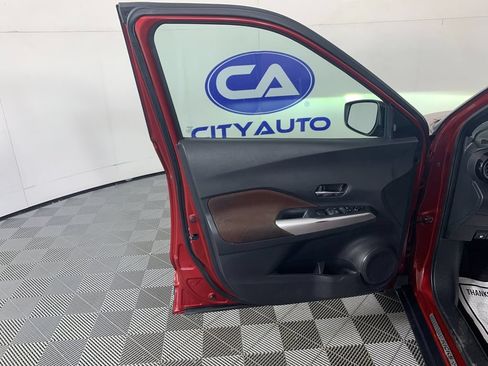 Used 2018 Nissan Kicks SR FWD image 12
