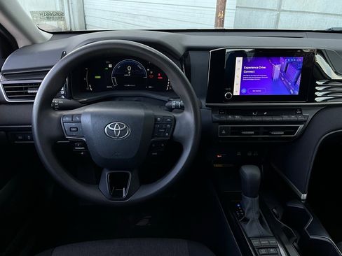 Used 2025 Toyota Camry LE image 12