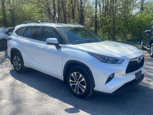 Used 2023 Toyota Highlander XLE image 11