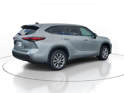 Used 2023 Toyota Highlander LE image 6