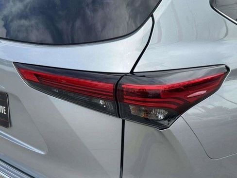 Used 2021 Toyota Highlander XLE AWD/4WD image 16