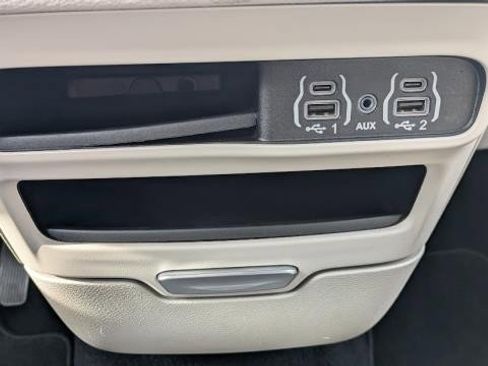 Used 2021 Chrysler Pacifica Touring-L image 11