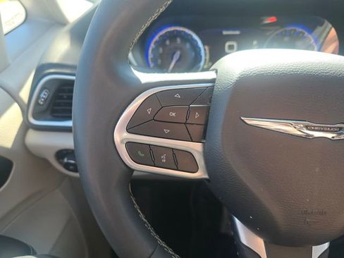 Used 2024 Chrysler Pacifica Touring-L FWD image 21