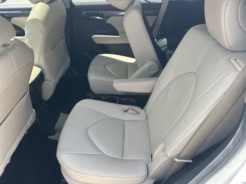 Used 2021 Toyota Highlander Limited FWD image 16