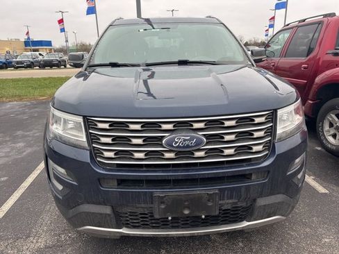 Used 2017 Ford Explorer XLT image 2