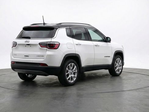 Used 2025 Jeep Compass Limited image 9